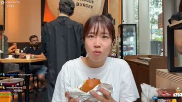 Aru comiendo....polla??!!