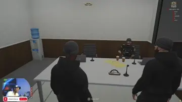 Burlandonos de la policia