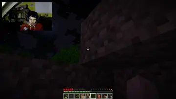 casa improvisado de tierra y tallo de arbol