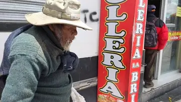 en la polleria con el señor