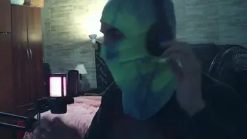 Enigma saltando en la cama
