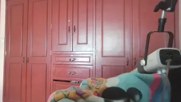 gato salvaje ataca con libros