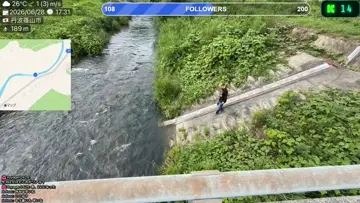 川の斜面で身長を測る