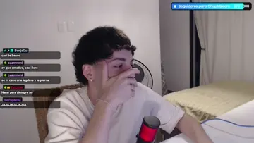 Cenffe le saca la leche a felpa