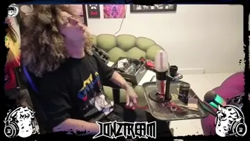 JON Z DANDO CLASES DE QUIMICA