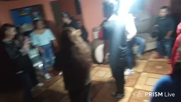 tomando cerveza yo