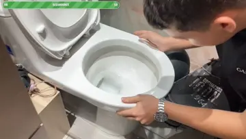 METE LA CABEZA AL INODORO POR RETO