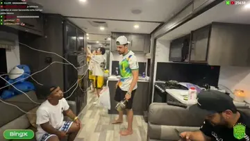 escada caindo sozinha
