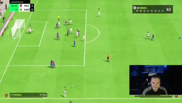 Gol bramkarza z przewrotki...