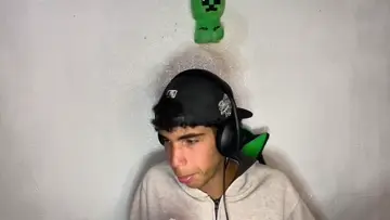 autista no sabe poner un clavo en la pared