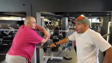 cagando al camarógrafo 