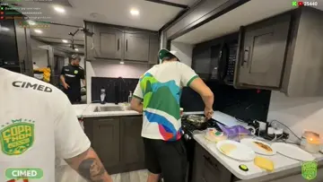 Mexendo na escada