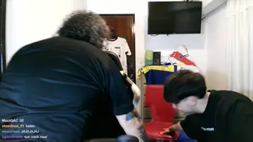 Ale y Rodri bailan el pluma pluma gay