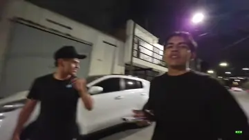 ahí ay dos señores tomando con Luis Miguel 