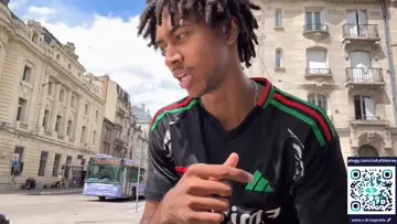 Zuka assustando a criança 