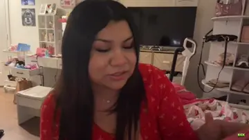 jacqueef reacts to herself
