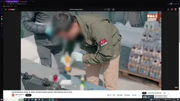 Ado gizli gizli manifest dinliyo