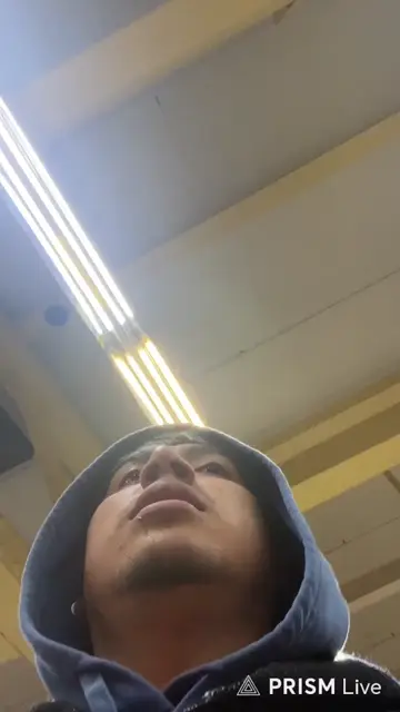 Comprando una soda y platicando coplas