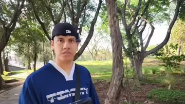 🎬