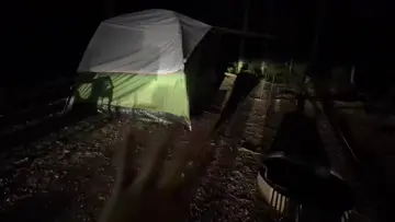 primer dia de camping se le atravezo un mosco