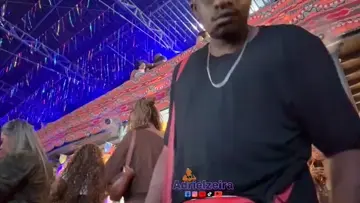 Adrielzeira chegou em uma das mais gata do rolê: