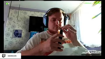 chłop co sie goli na streamie