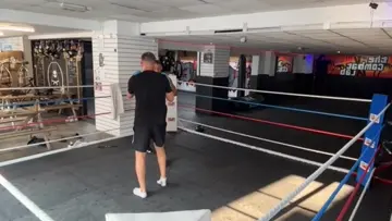Jord sharpens up Mikes pad holding 🥊