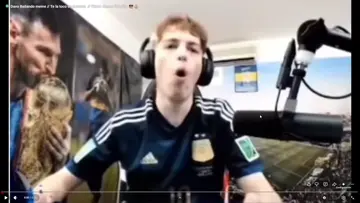 Oblitas canta la canción de Davo