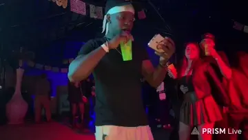 Chica esa mano