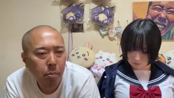 脱ぎだすニャコ