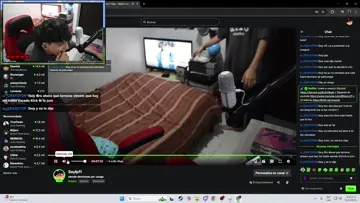 Mi amigo el que forza clips para sacarlos después