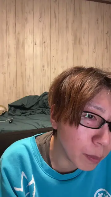 指の間から様子をうかがうものね