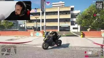 GAP NO ESTACIONAMENTO BRANCO
