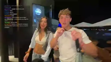 colidio besa a modelo