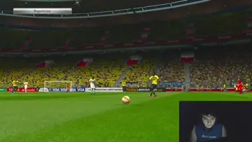 El abuelo juega a un jueguito de fútbol 