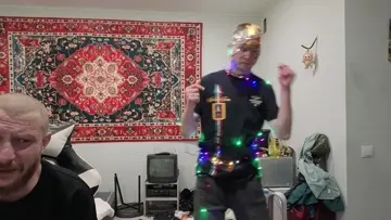Танцует