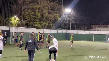 Gran tiro libre de Lukitas,pega en el trabesaño