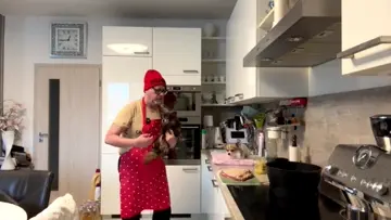 Pejsek asistuje při vaření 🐶🥓
