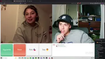 mira como se muerde los labbios