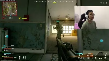 Si bro pegándole a la pared...