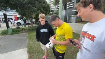 gloves sign