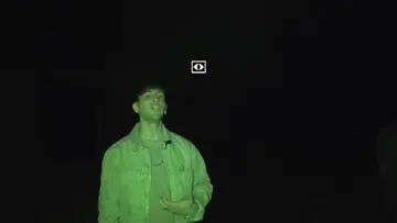 se ven unos ojos atras