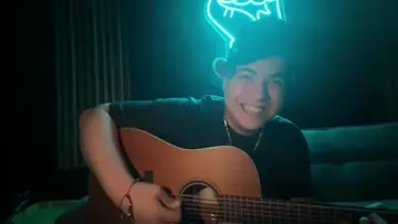 new streamee aaron shows us his guitar skills👏🔥