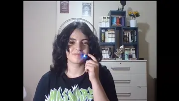 cansu sigarasını dusuruyor