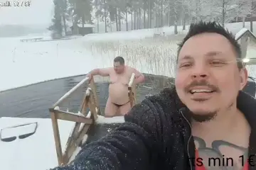 juontaja pulahtaa avannossa