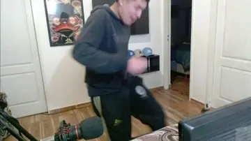 Chico con problemas hace jueguitos