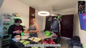 el camara practicando para cocinarle a su novia