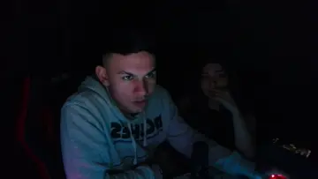 el observa en las sombras