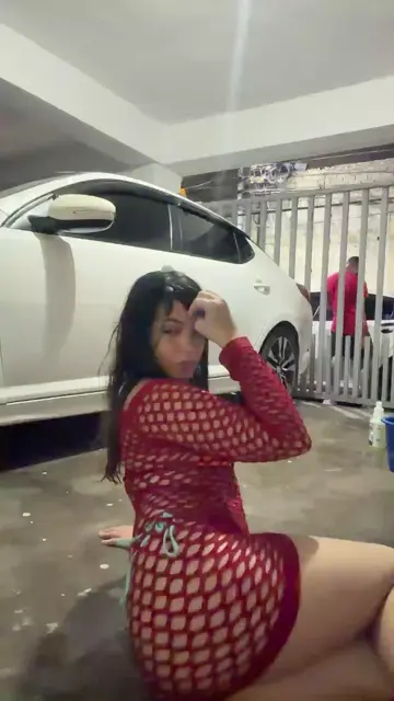 LAVANDO MIS DOS CARROS EN BIKINI | Clip