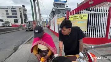 Michael Robalino vendiendo jugos de naranja 🍊
